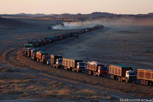 километарска колона камиони товарени со јаглен, на границата меѓу Монголија и  Кина