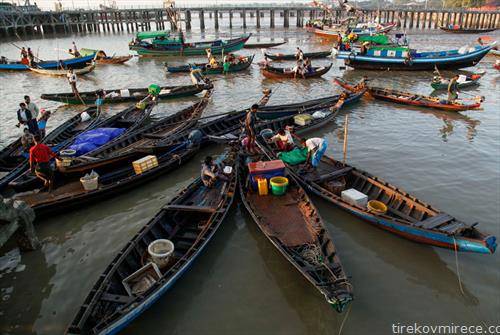 рибари пристигнуваат  да ја продаваат рибата на пазар во Мјанмар