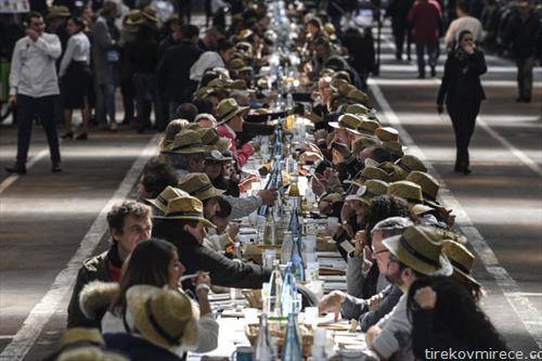 се обидуваат да постават нов Гинисов рекорд по најдолга трпеза, на меѓународен маркет за храна близу Парис