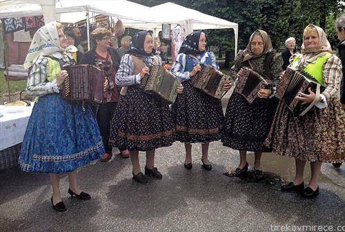 жени од околината на Зрењанин, на етно фестивал, свират на хармоника