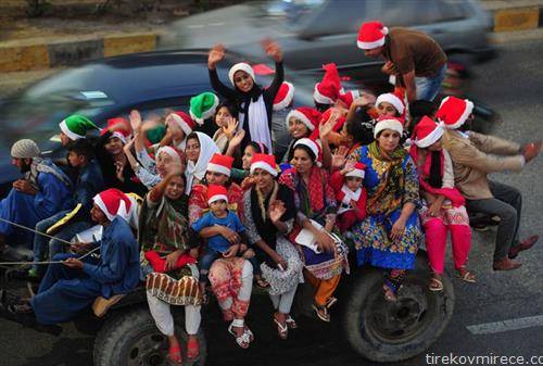 Палестинци, облечени како Дедо Мраз се радуваат на Новата година