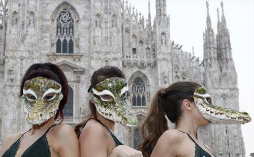 девојки протестираат на Миланската модна недела, против користење на кожата од крокодил во индустријата