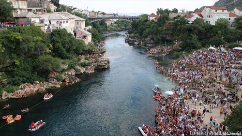 скокови од стариoт мост во Мостар