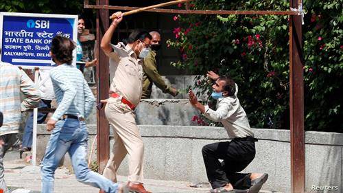 индиски полицаец тепа граѓанин кој не држи растојание