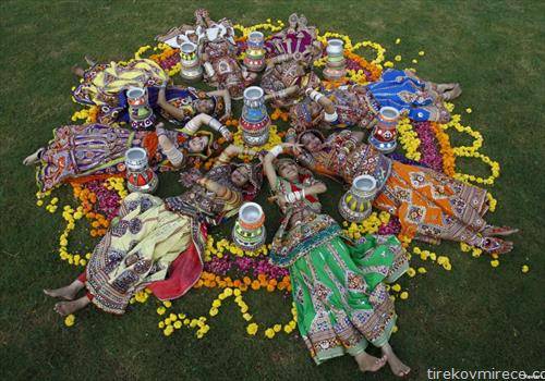 Индијки во традиционални фустани на локален фестивал