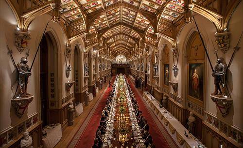 нешто долга масава, каде вечераат англиската кралица и гостинот Ирскиот претседател