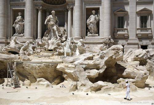 се чисти фонтаната Треви во Рим