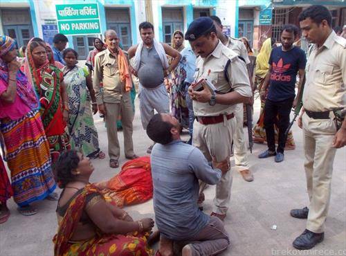  мажи претепани до смрт откако беа осомничени за крадење стока го молат  полицаецот за милост, во Индија  