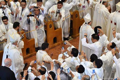 сите го сликаат Папата на Филипините