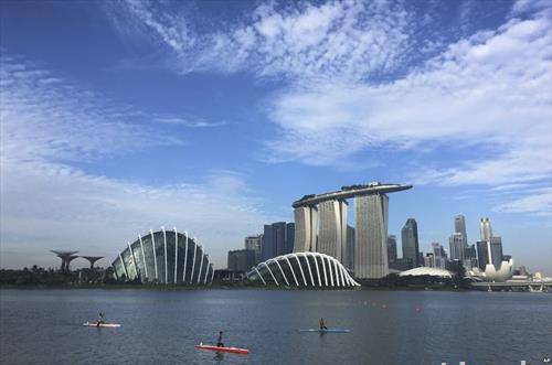 луѓе спортуваат во заливот во Сингапур