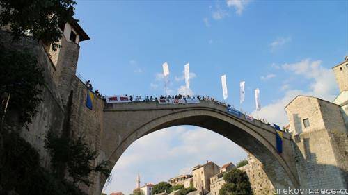 скокови од стариoт мост во Мостар