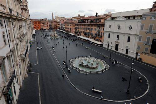 Рим празен без туристи, поради корона вирусот