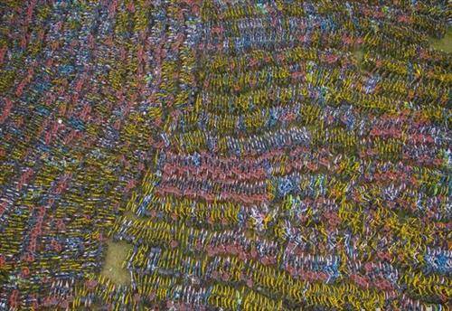 Фотографиите направени од птичја перспектива покажуваат илјадници велосипеди кои  биле запленети од полицијата во Кина