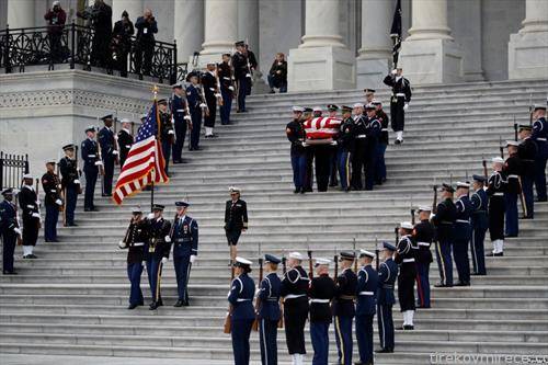 Ковчегот на поранешниот американски претседател Џорџ Х. В. Буш изнесен од почесната гарда од американскиот Капитол