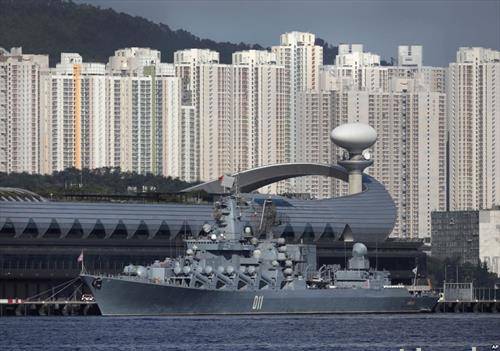 руски воен брод во пристаниште во Хонг Конг