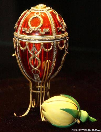 Цвет од ружа, јајце Кемо Николај и  го поклонил на сопругата Александар, стрелата на Купидон е  од дијаманти