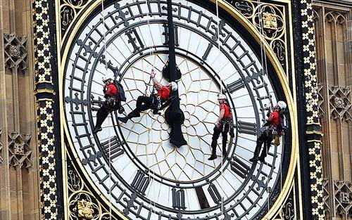 се чисти часовникот Биг бен  во Лондон