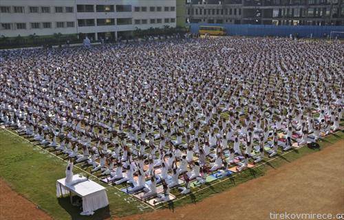 ученици од Индија на отворен час по јога,