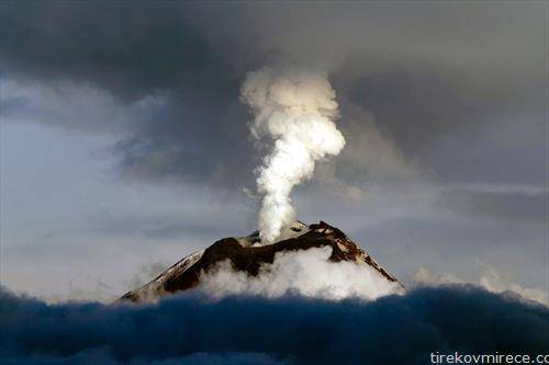 еруптира Вулканот Тунгурахуа во Еквадор