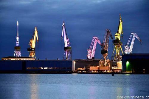 пристаниште пула осветлено на вечер во различни бои