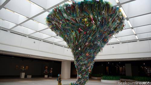 уметничка инсталација торнадо од пластични шишиња на изложба во Ханој, Виетнам