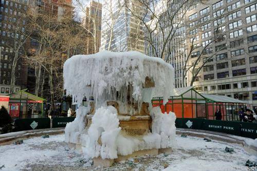 студ во Чикаго, замрзнаа фонтаните