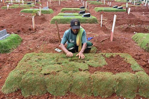 гробишта за починати пациенти со корона вирус во Џакарта