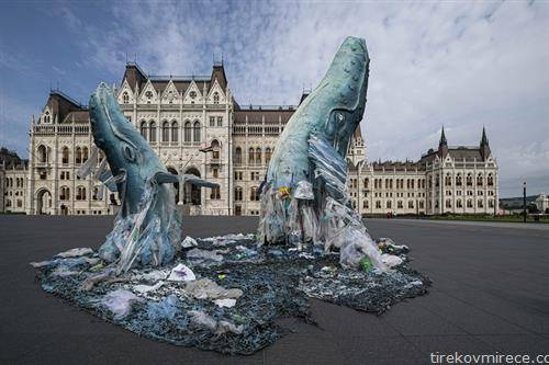 уметничка инсталација од пластика пронајдена во водите, пред Унгарскиот парламент