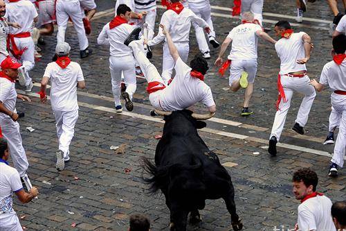 трка со бикови по улиците на Памплона Шпанија