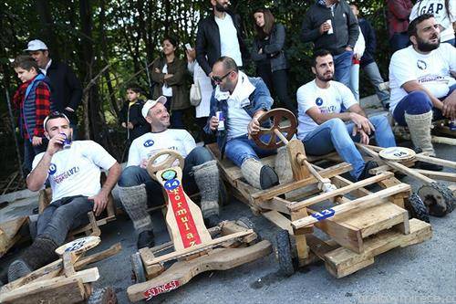 трки со дрвени колички во Турција