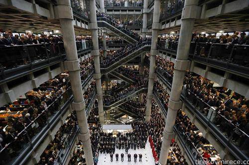 персоналот на Лојд во нивната управна зграда одржува годишен  собир  