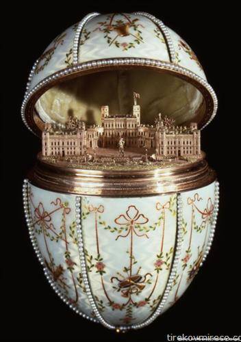 Царот барал секое јајце да содржи изненадување. Во ова наречено Гачина плата, се наоѓа   реплика на кралската резиденција од Санкт Петерсбург .