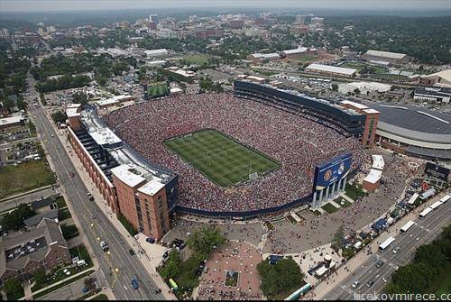 на натпреварот помеѓу Манчестер јунајтед и Реал од Мадрид одигран на стадионот во Мичеген САД срушен е рекордот по посетеност на овој континент со 109.318 гледачи