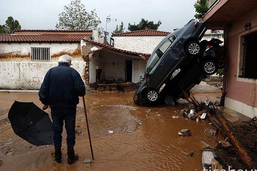 Грците се во очај и неверување по поплавите во кои загинаа најмалку 15 лица и оставија стотици семејства без домови