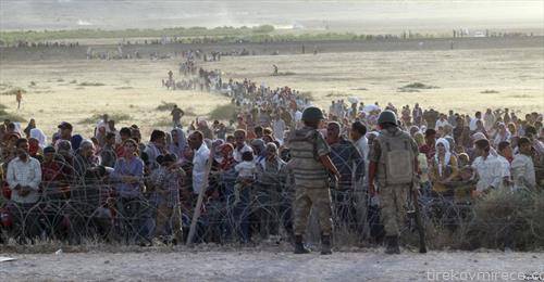 сириски беглици на границата со Турција 