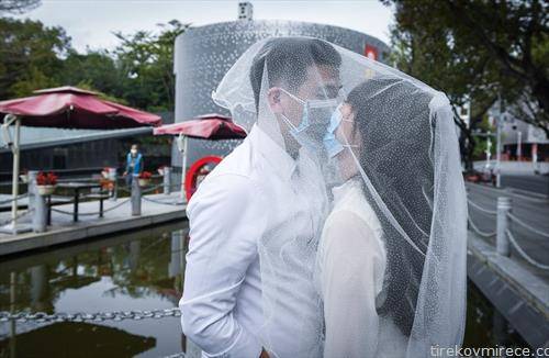 млад брачен пар, по венчавка во Кина, и заштита од корона вирусот