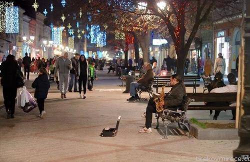 уличен свирач во Нови сад