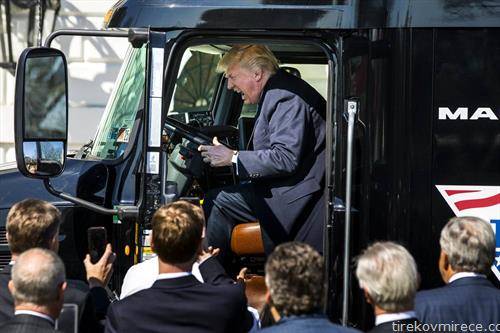 трамп седна и повози камион