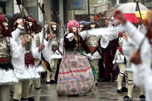 карневал маскирани како Јаничари и Були учествуваат на традиционалната карневалска парада во Наоуса, северна Грција