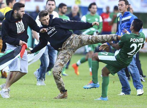 фудбалерите нападнати за време на пријателски натпревар во Австрија. Причина Газа и Палестина. 