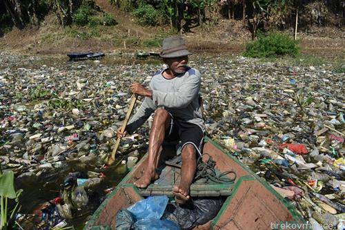 Река полна со пластика на островот Јава, Индонезија