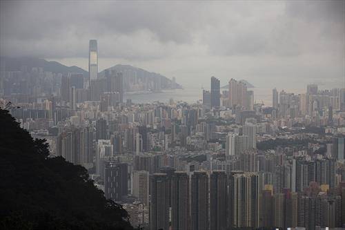 Денот осамнува над Хонгконг