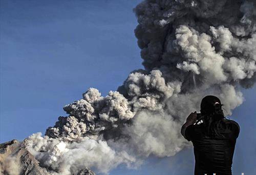 планината вулкан Синабунг која што исфрла пепел, Бегандинг, Северна Суматра
