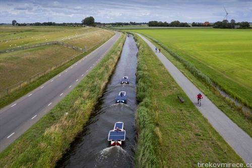 бродови на соларна енергија пловат по канал во Холандија