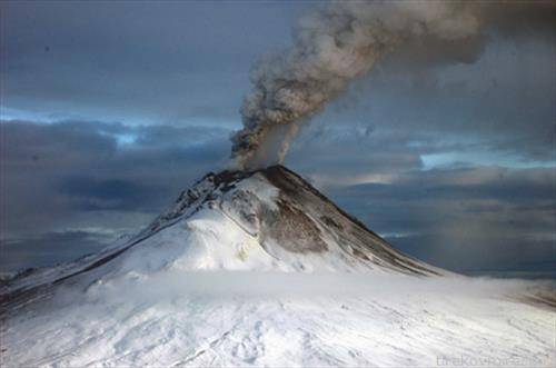 Се активираше вулканот Богослов на Алјаска