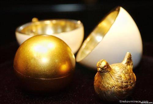 Традицијата  започнала 1885-та со ова јајце а  очите на кокошката се од рубини