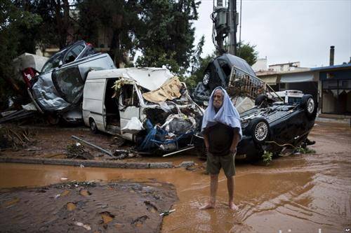 Грците се во очај и неверување по поплавите во кои загинаа најмалку 15 лица и оставија стотици семејства без домови