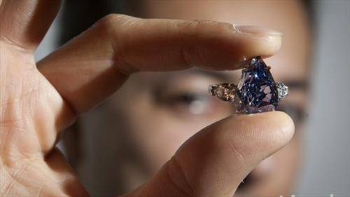 Аукциската куќа Кристис го продава најголемиот син дијамант во светот. Вредноста на 13- каратниот дијамант се проценува од 21 до 25 милиони долари.
