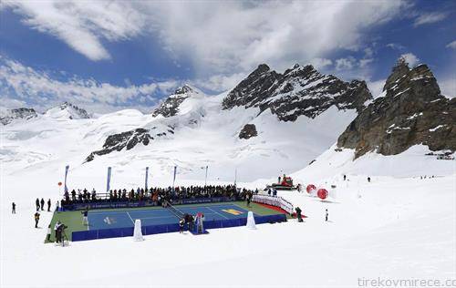 тенисерот Федерер и алпската скијачка Линзи Вон играа тенис на глечер на 3,5 илјади метри надморска височина 