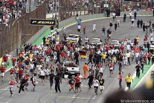 публиката влегува на патеката по завршувањето на Формула 1 трката за Големата награда на Бразил